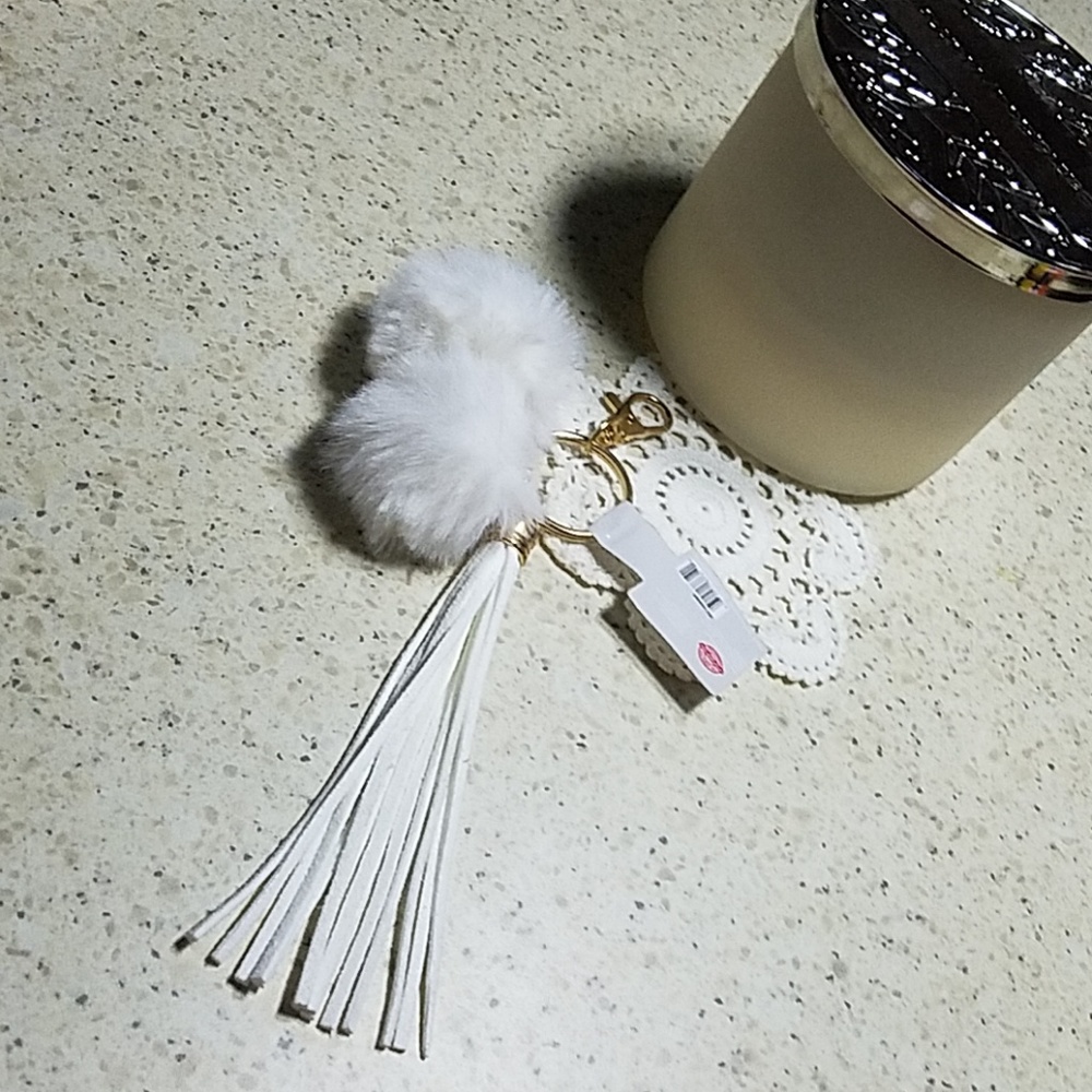 💝NWT♡♡ POM Tassel Clip Keychain